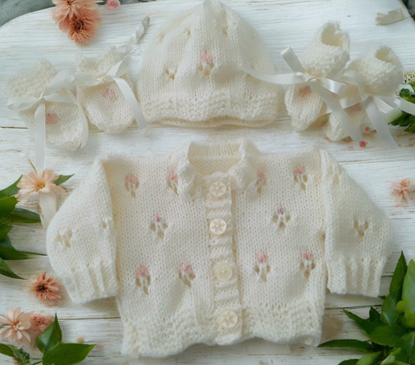 Girls' Knitted Outfit with Scalloped Hem & Embroidery – Matching Hat, Mittens, and Boots Set