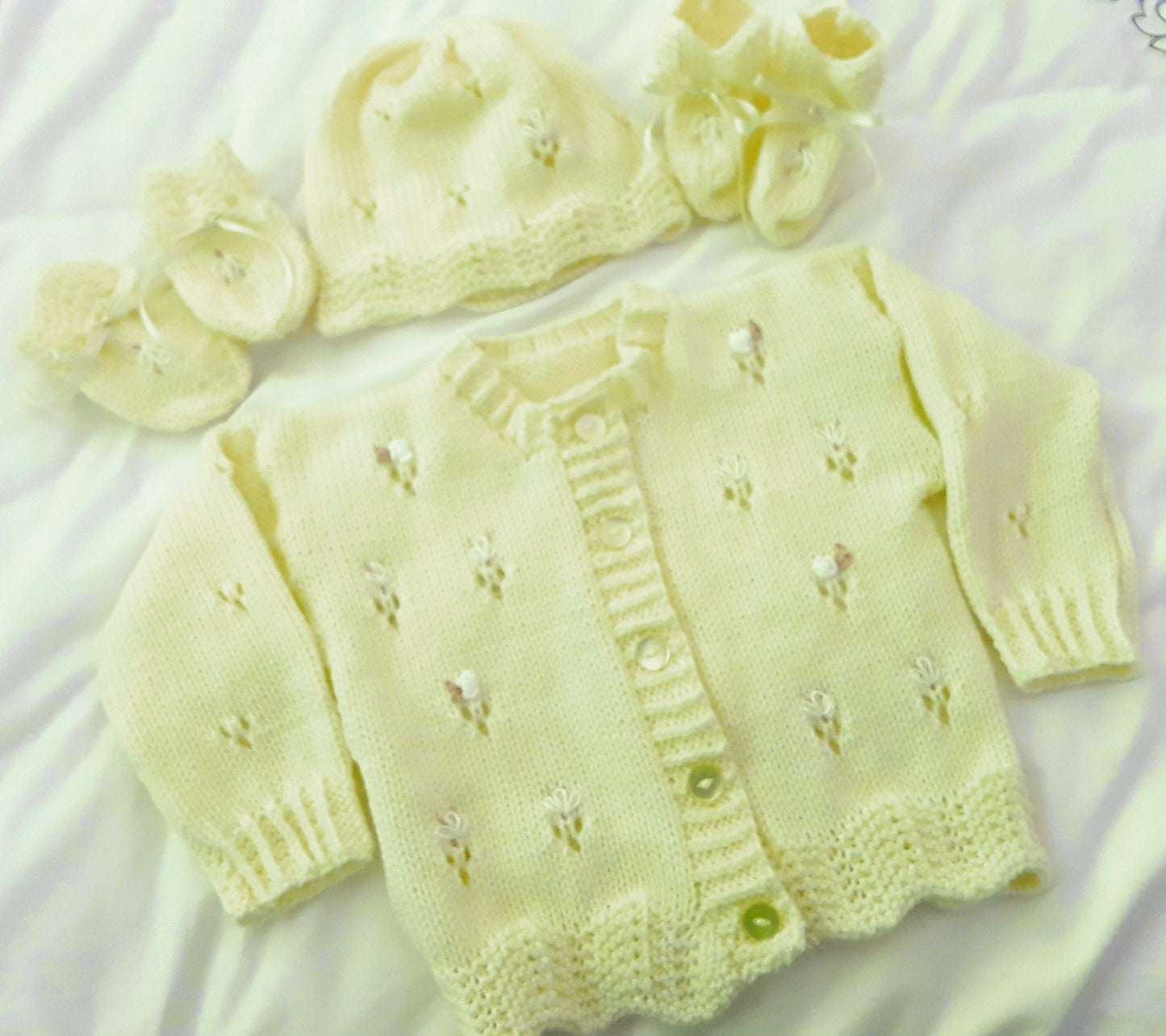 Girls' Knitted Outfit with Scalloped Hem & Embroidery – Matching Hat, Mittens, and Boots Set