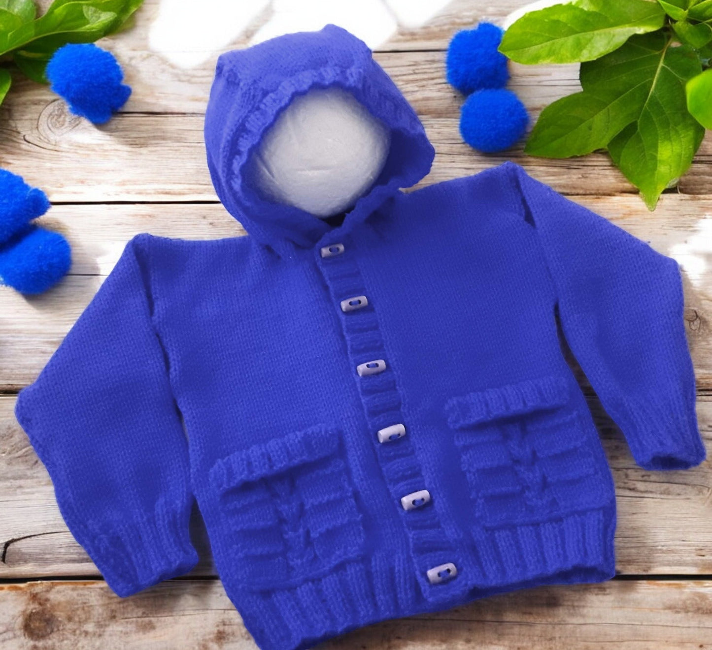 Unisex knitted hoodie with cable pockets