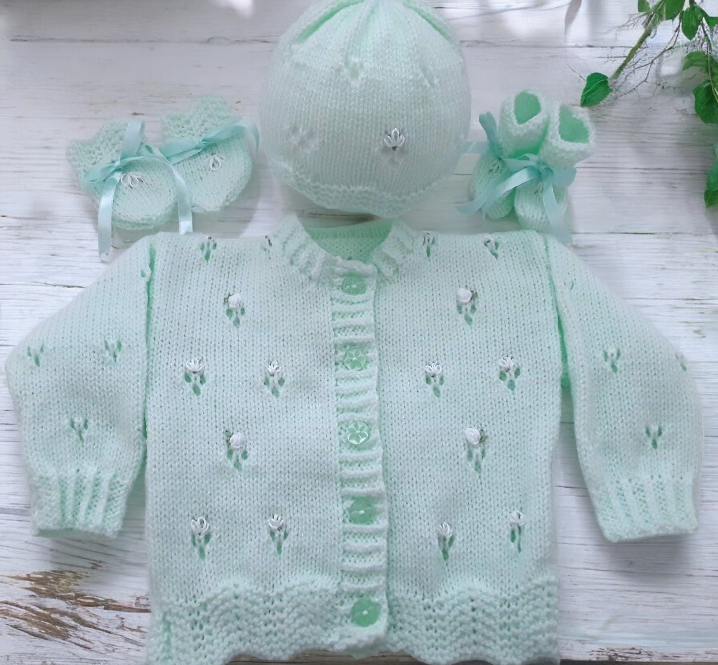 Girls' Knitted Outfit with Scalloped Hem & Embroidery – Matching Hat, Mittens, and Boots Set
