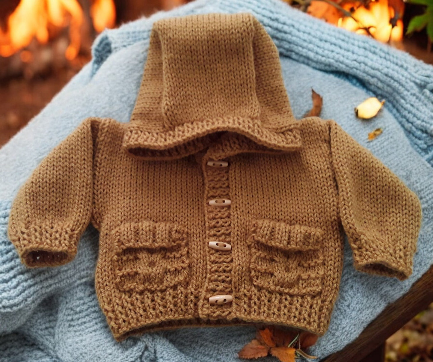 Unisex knitted hoodie with cable pockets