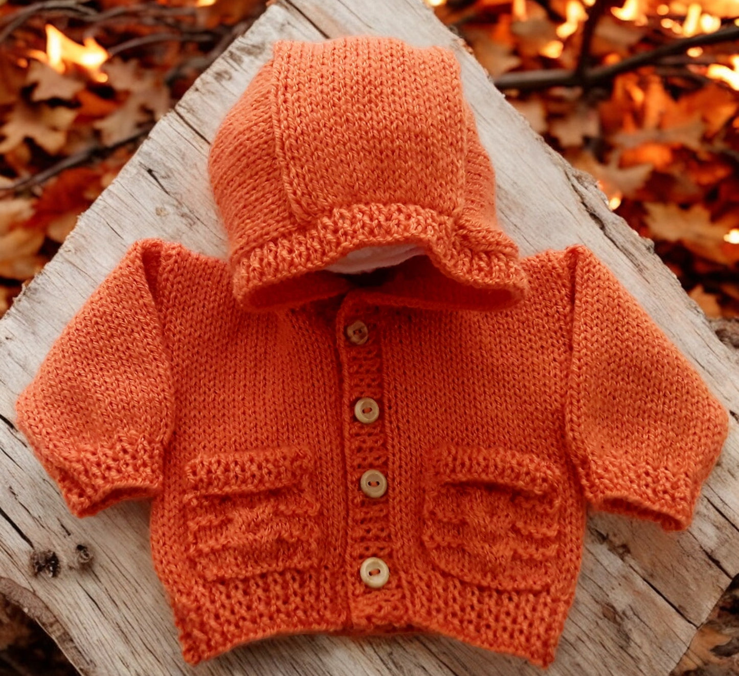 Unisex knitted hoodie with cable pockets