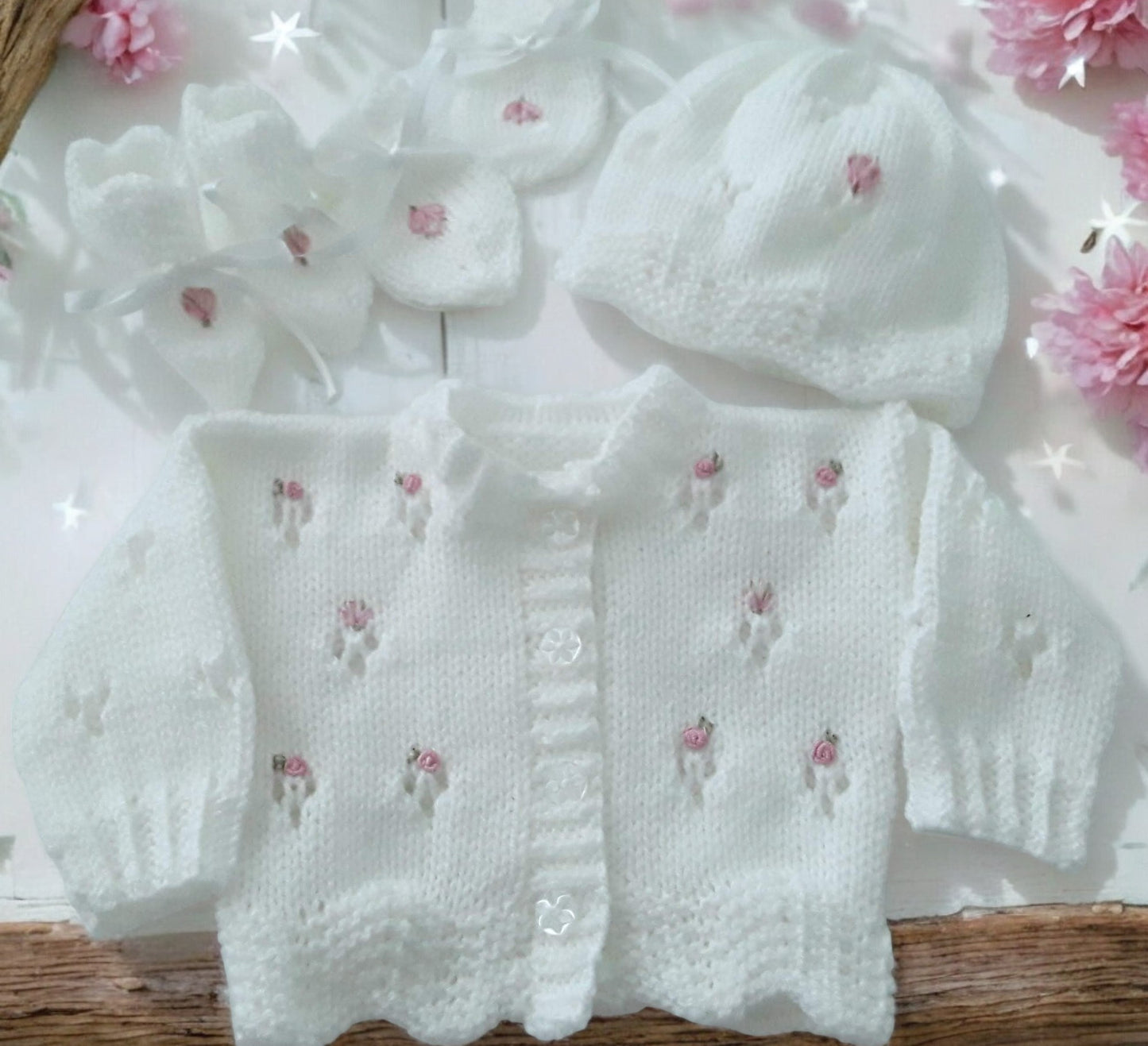 Girls' Knitted Outfit with Scalloped Hem & Embroidery – Matching Hat, Mittens, and Boots Set
